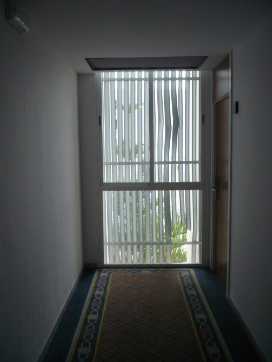 Defekte Fassadenlamellen Hotel Zafiro Alzinar Mar