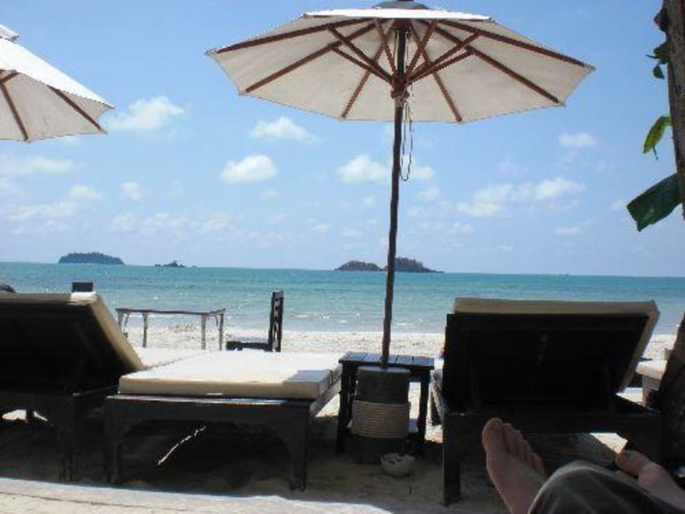 Blick von der bequemen Liege mitten aufs Meer Hotel The Dewa Koh Chang