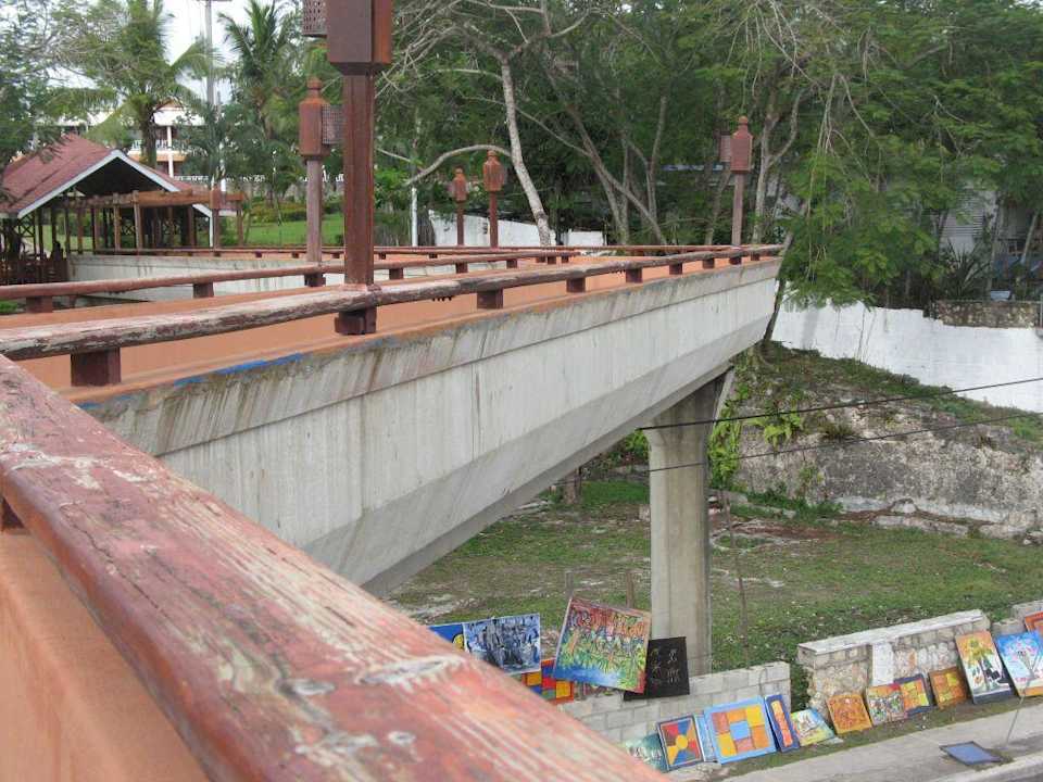 Brücke vom Strand zum Hotel BelleVue Dominican Bay