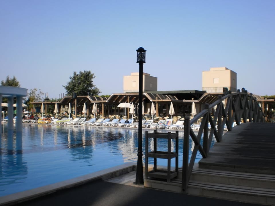 Im Hintergrund die Poolbar Trendy Aspendos Beach Hotel