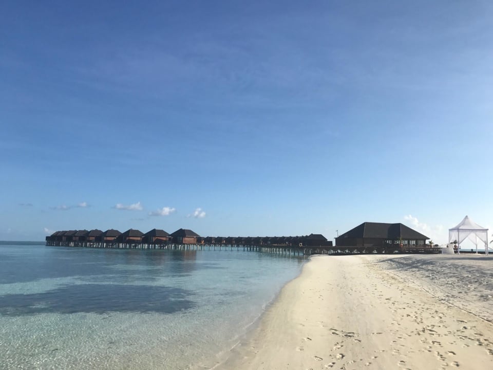 Ausblick vom Strand zu den Wasservillen (Sunrise) Sun Siyam Olhuveli