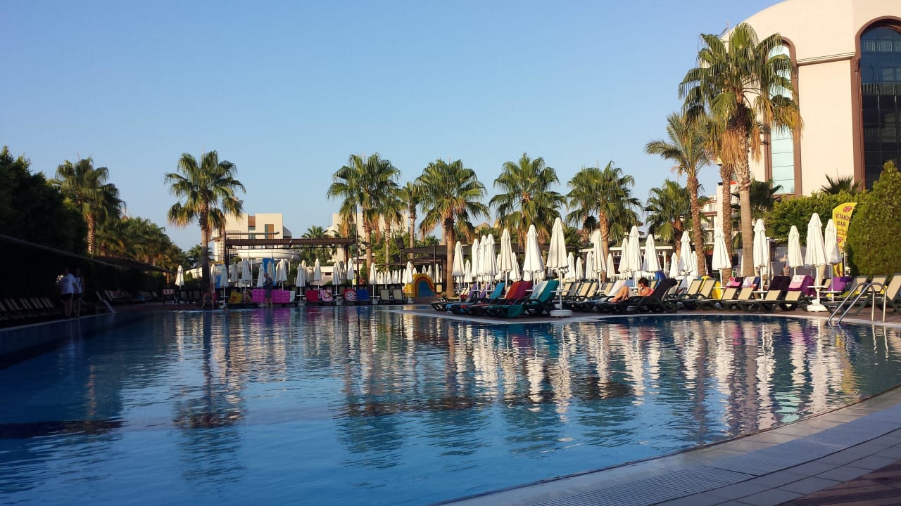 Morgens am Pool Hane Family Resort