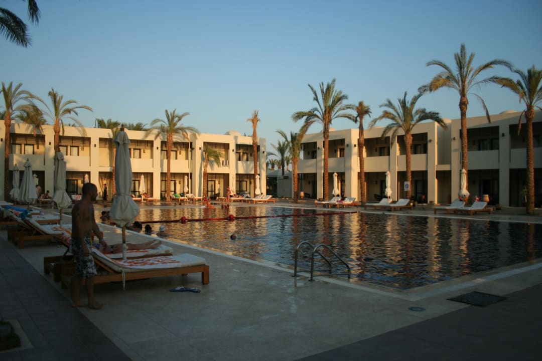 Einer der vielen Poolanlagen Reef Oasis Beach Resort