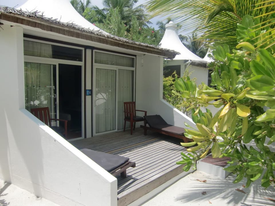 Blick auf die Terrasse Strandbungalow Cinnamon Hakuraa Huraa Maldives