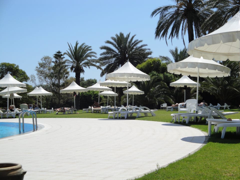 Die Liegen am Pool Oceana Hotel & Spa