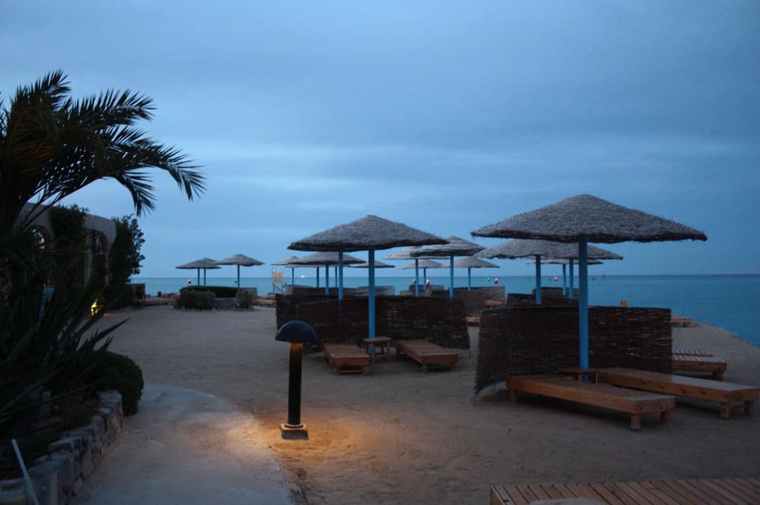 Angelegte Strand neben Pool  Hotel Three Corners Ocean View prestige - Adults only