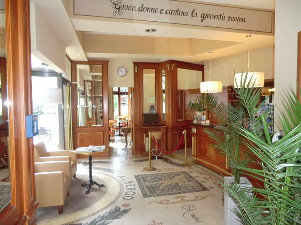 Eingang mit Rezeption Albergo City Hotel