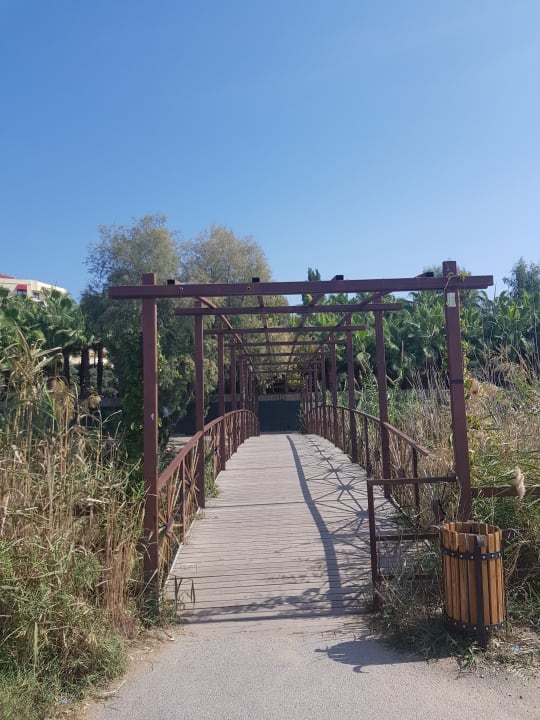 Strand Well Palace Side