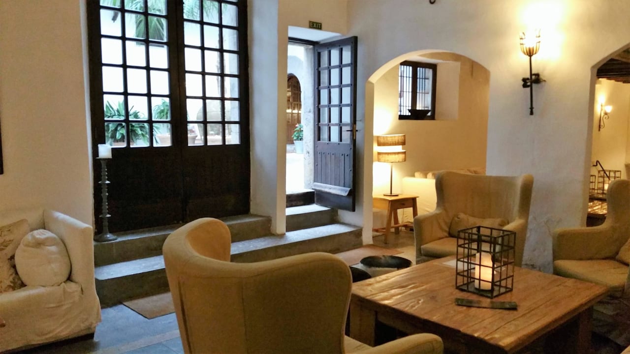 Sitzgruppen im alten Gebäudetrakt  Hotel Es Port