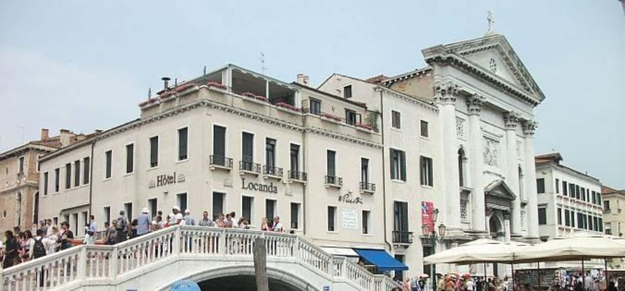 Kanály, mosty a gondoly - symbol Benátek Hotel Locanda Vivaldi