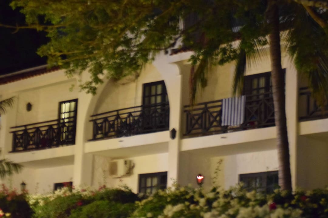 Blick auf die Gebäude mit den Zimmern Diani Sea Resort