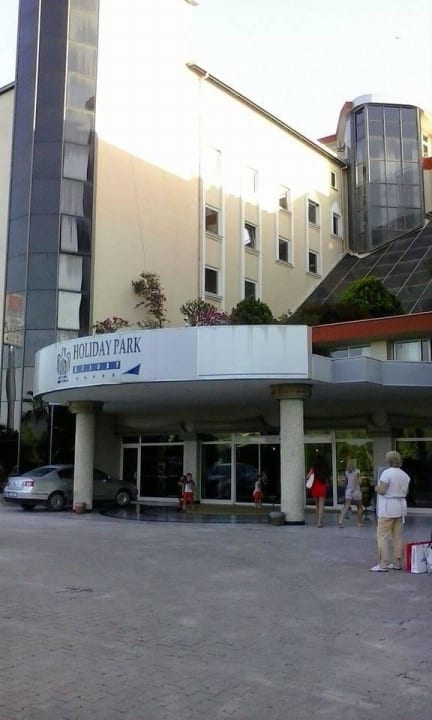 Wejście do hotelu Holiday Park Resort