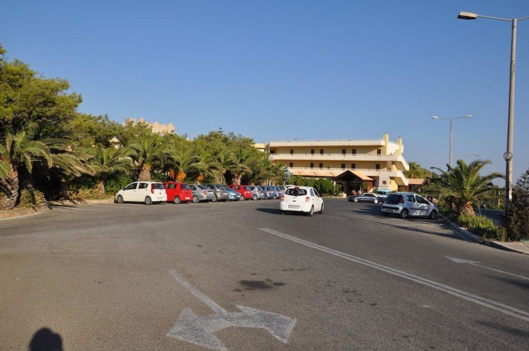 Przed hotelem Hotel Kalithea Horizon Royal