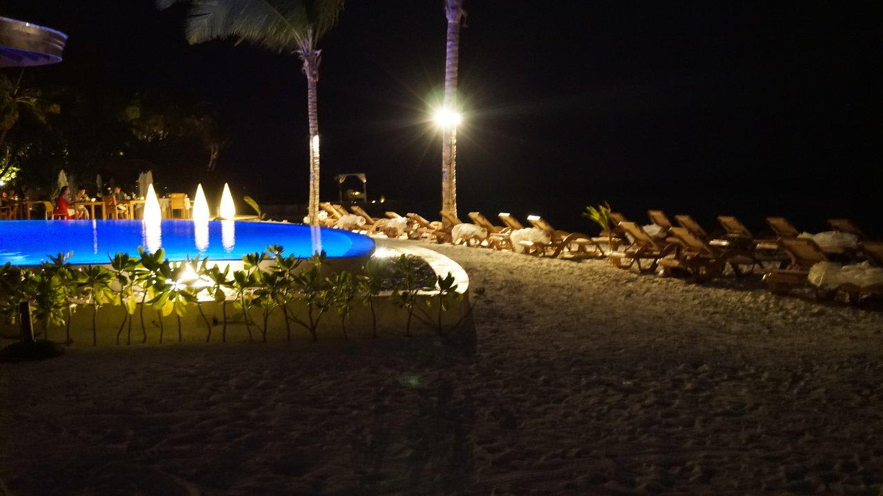 Pool am Abend Centara Ras Fushi Resort & Spa Maldives