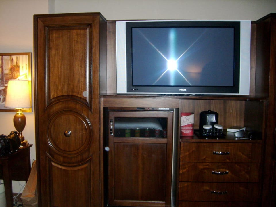 Flatscreen und Minibar im Red Room Luxury Paris Las Vegas Hotel & Casino