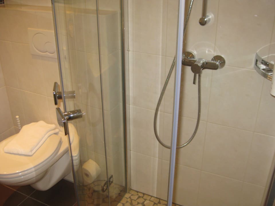 Bad im neu renovierten Doppelzimmer Gut Wenghof - Family Resort