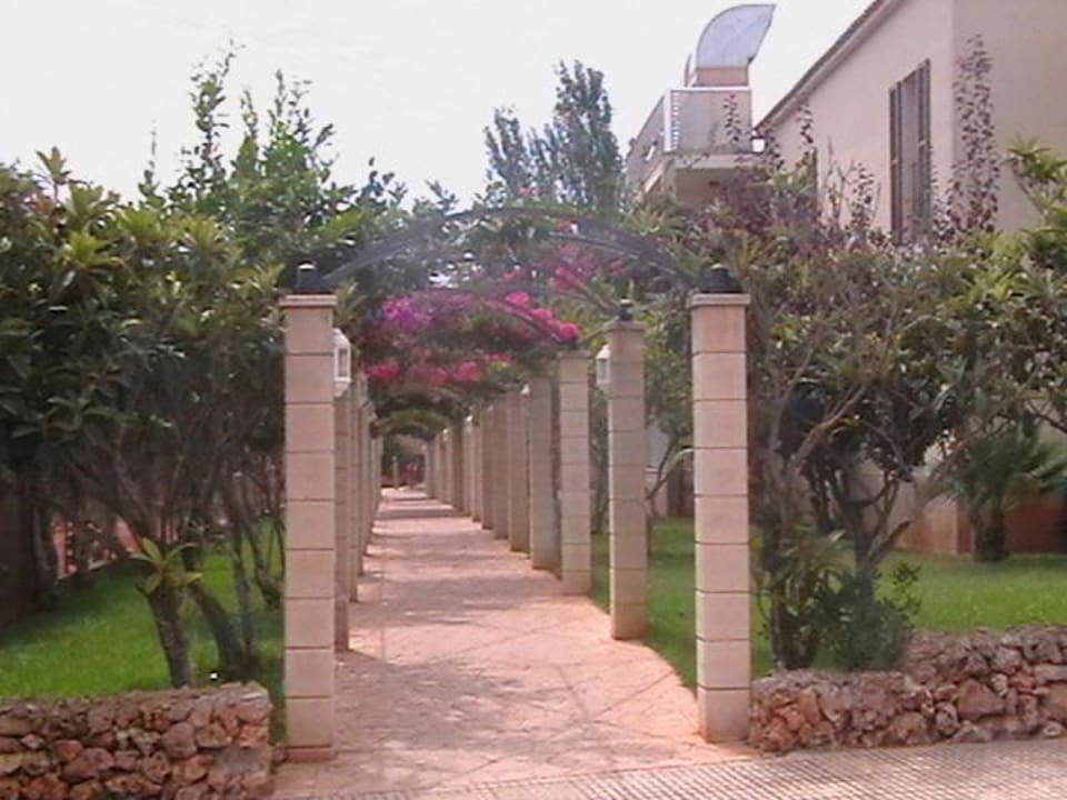 Verbindungsgang zwischen den beiden großen Pools Protur Floriana Resort Aparthotel