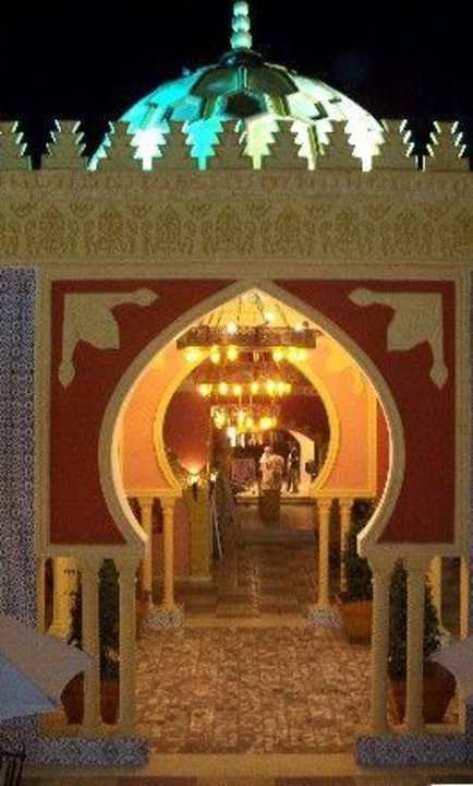 Haupstrasse im Hotel abends Pickalbatros Alf Leila Wa Leila Resort - Neverland Hurghada