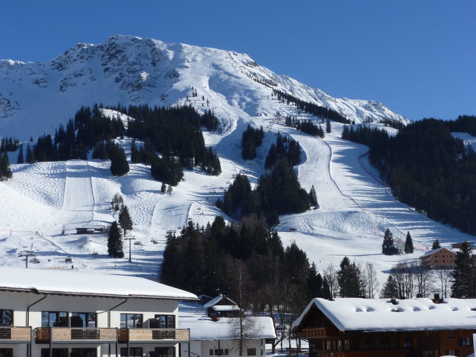 Gleich beim Aufwachen die Pistenlage checken  Panoramahotel Oberjoch