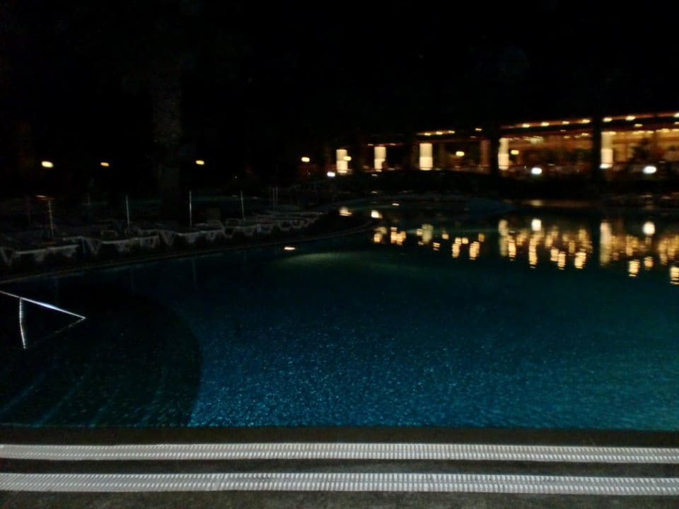 Ruhepool bei Nacht VONRESORT Golden Beach