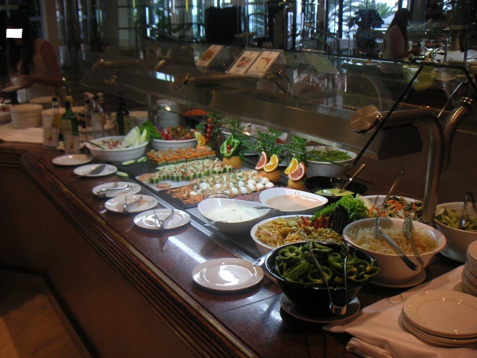 Teil des Salatbuffets Corallium Dunamar by Lopesan Hotels