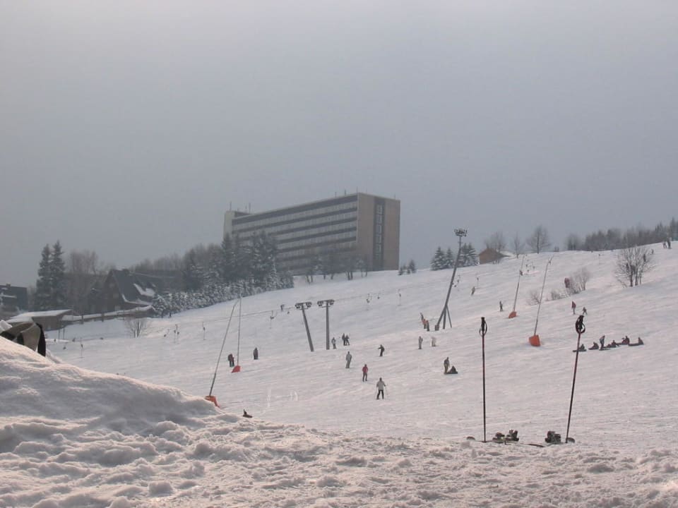 Blicik zum Hotel vom Tal aus AHORN Hotel Am Fichtelberg