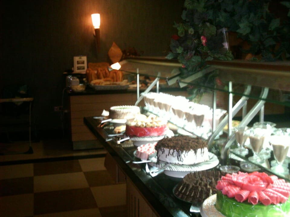 Teil des Kuchenbüffets Can Garden Resort