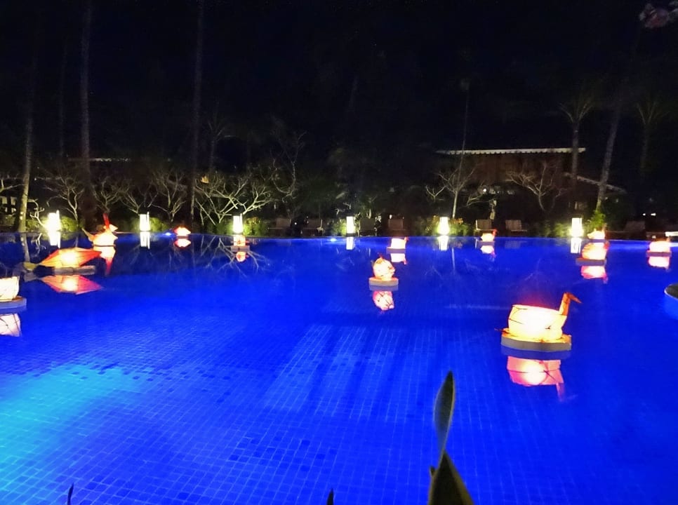 Pool am Abend mit Papierschiffchen Hotel Sandoway Resort