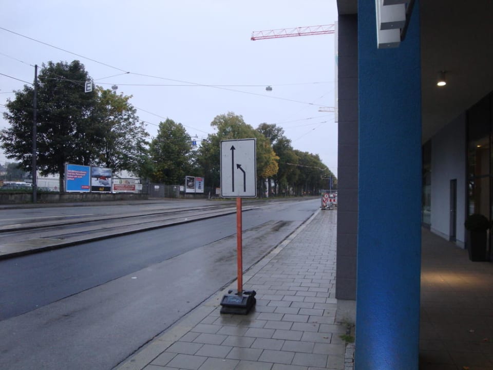 Vor dem Hotel  Motel One München-East Side