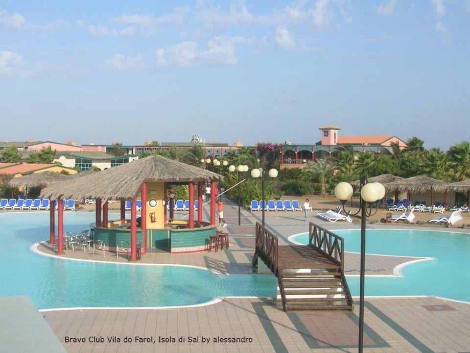 Vila do farol, piscina & hotel sullo sfondo VOI Vila do Farol Resort