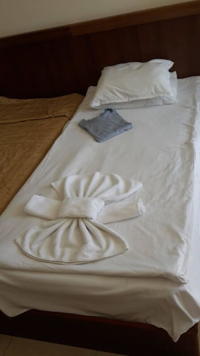 Liebevoll gemachtes Bett Hotel Glarus