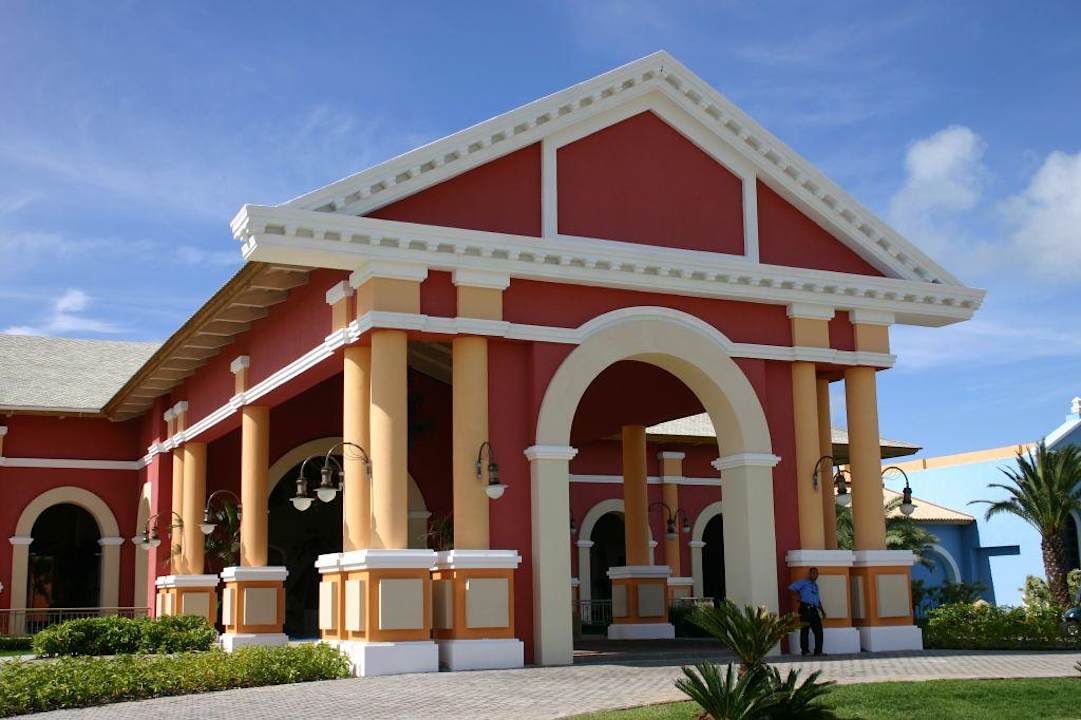 Eingang Iberostar Waves Bahia