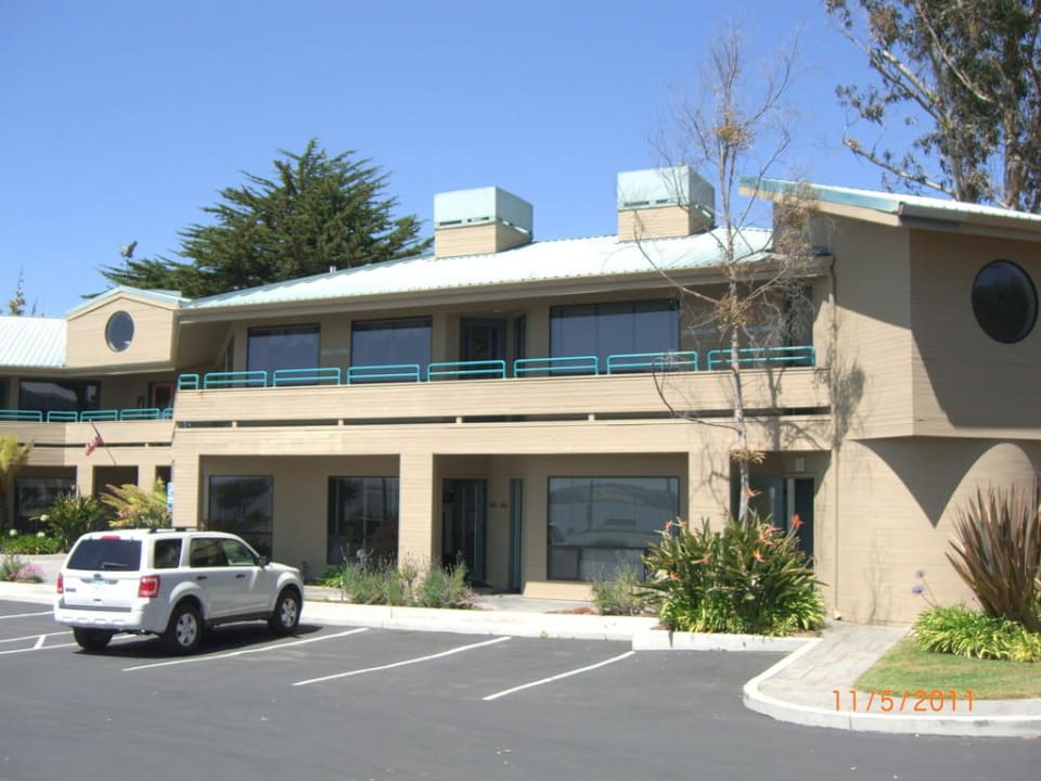 Außenansicht mit Parkplätzen Baywood Inn B&B