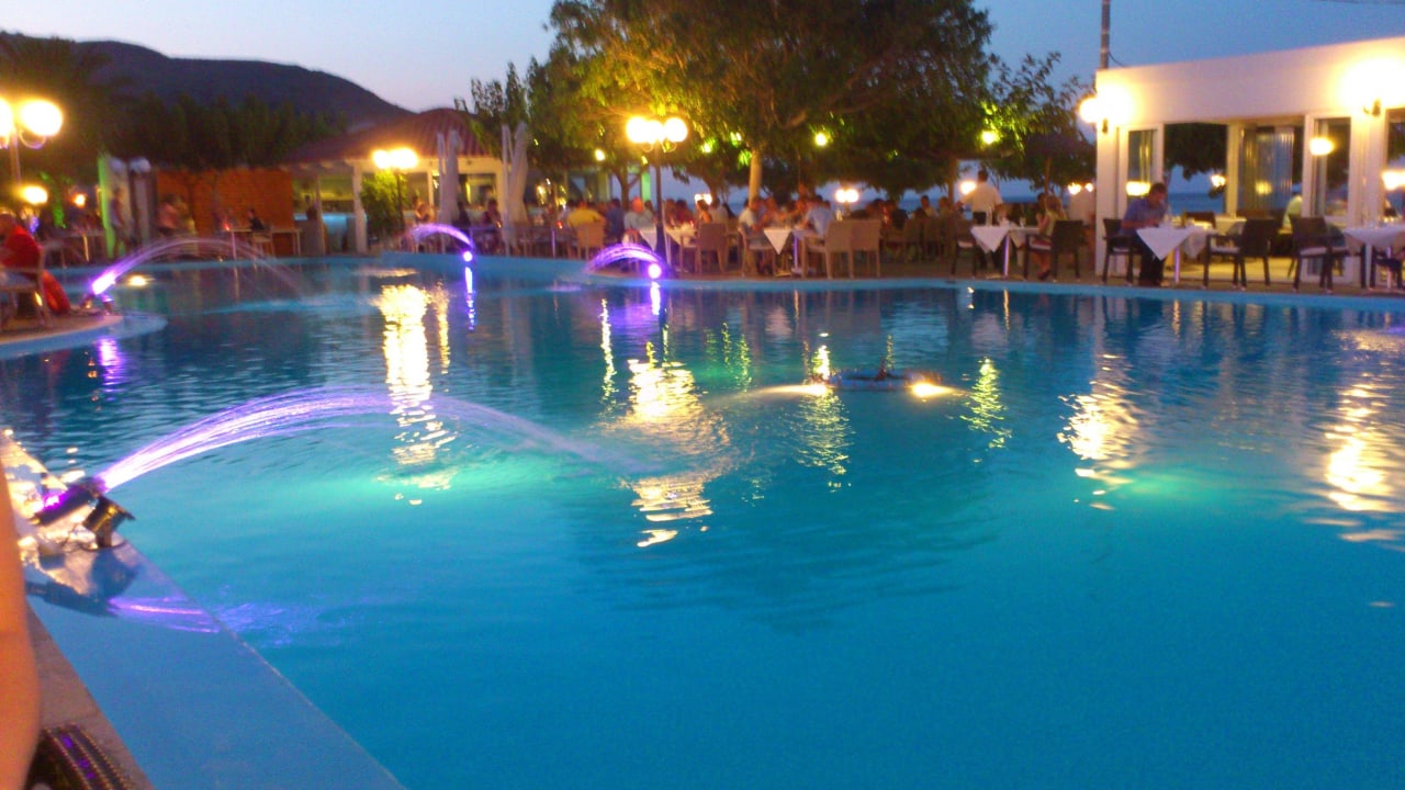 Der Poole abends beleuchtet Hotel Corissia Princess