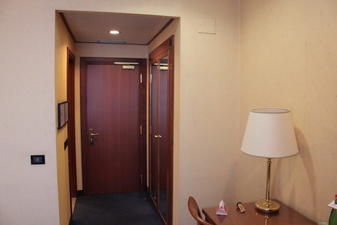 Flur Zimmer 202 Ramada Naples City Center