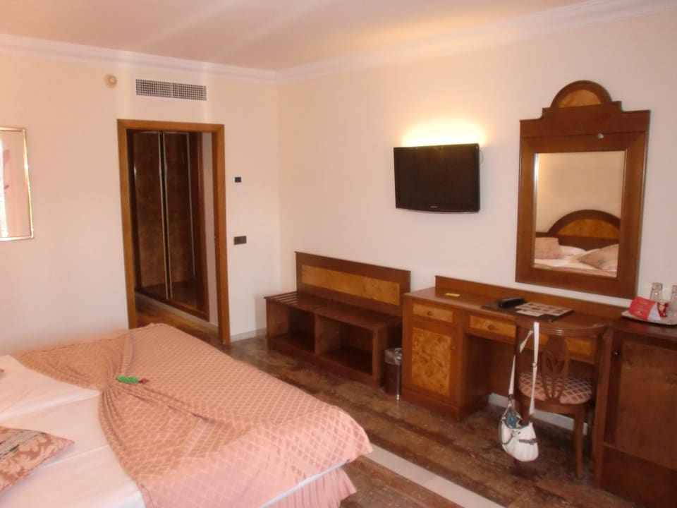 Schreibtisch, Fernseher, Minibar Hotel Serrano Palace