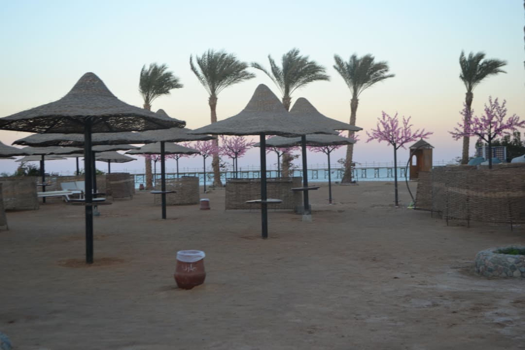 Пляж вечером Riviera Aqua Park Resort