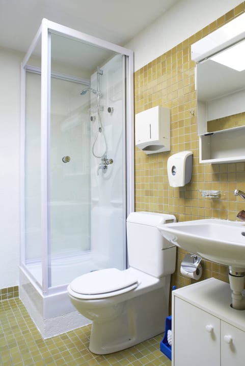 Badezimmer von Doppelzimmer mit Bad und Balkon Budget Hostel Zurich