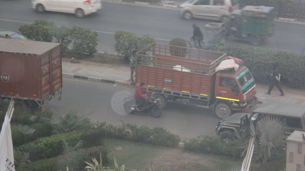 Straßenverkehr The Leela Ambience Convention Hotel Delhi