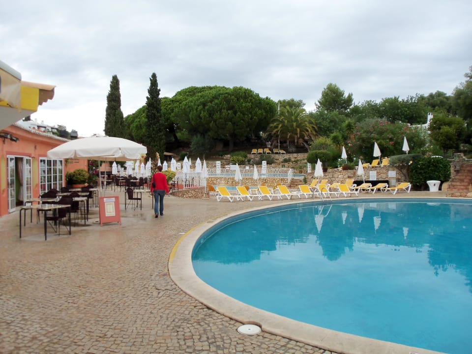 Pool Rezeptionsbereich bei schönem Wetter draußen  Hotel Quinta do Paraiso