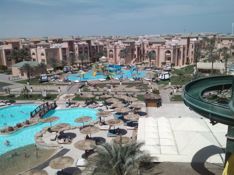 Вид отеля с горок Pickalbatros Aqua Park Resort - Hurghada