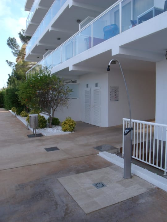 Dusche und Durchgang zum Ruhepool Las Gaviotas Suites Hotel