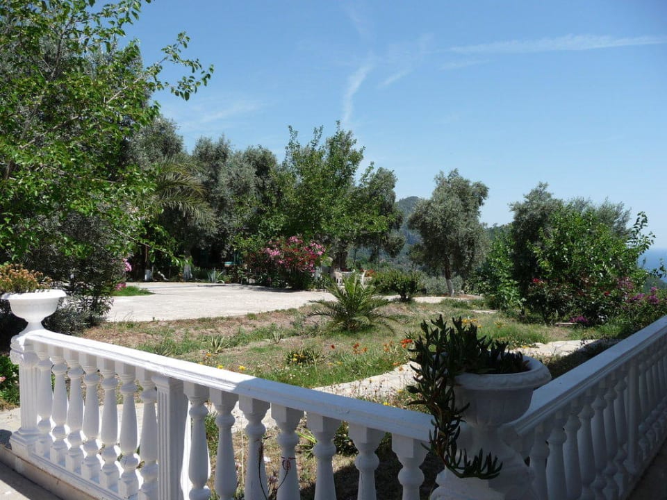 Blick vom Eingang auf die Terrasse Hotel Falcon Crest
