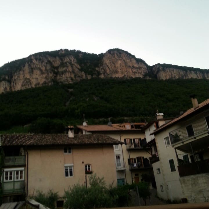De rotswand achter het hotel Gasthof Hotel Terzer