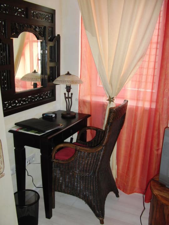 Kleiner Schreibtisch im Zimmer "Oriental" Cleo's Hotel