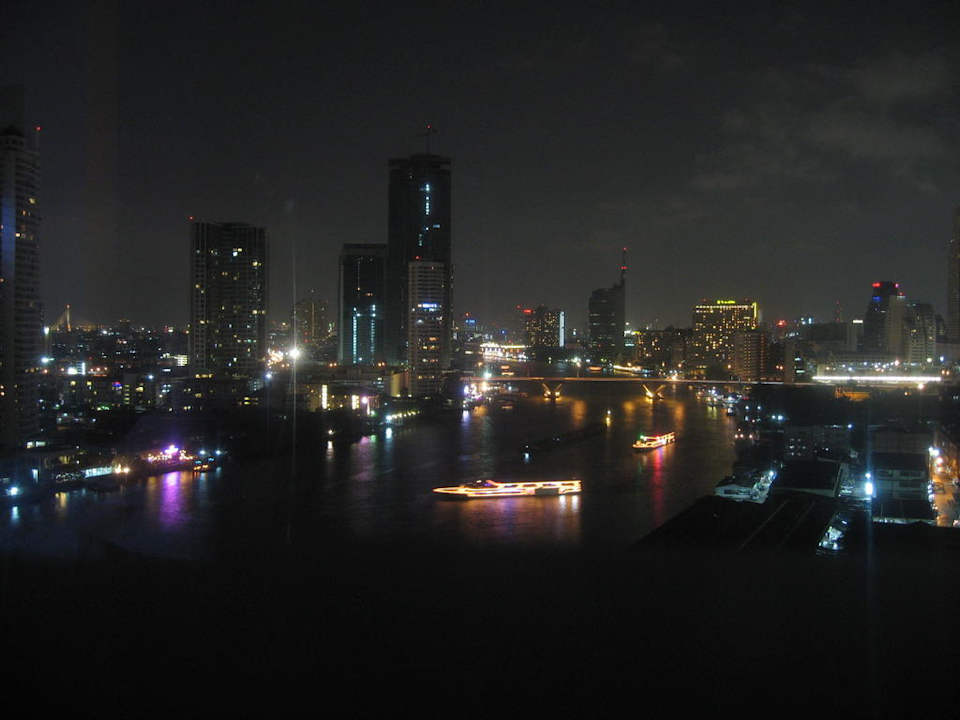 Bangkok bei Nacht vom Balkon aus gesehen Chatrium Hotel Riverside Bangkok