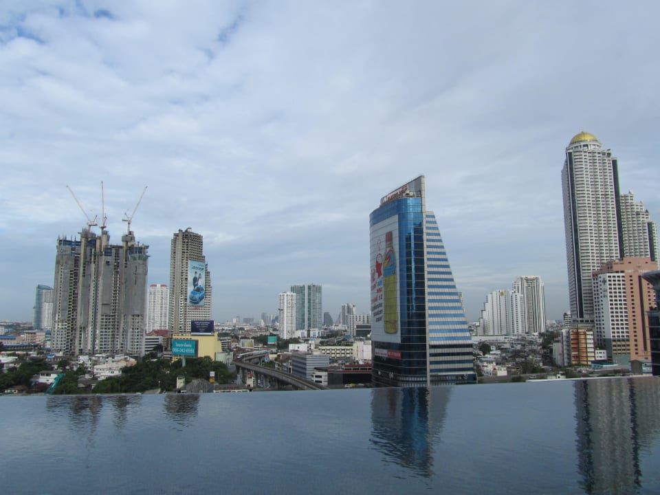 Pool mit Blick auf die Stadt Eastin Grand Hotel Sathorn