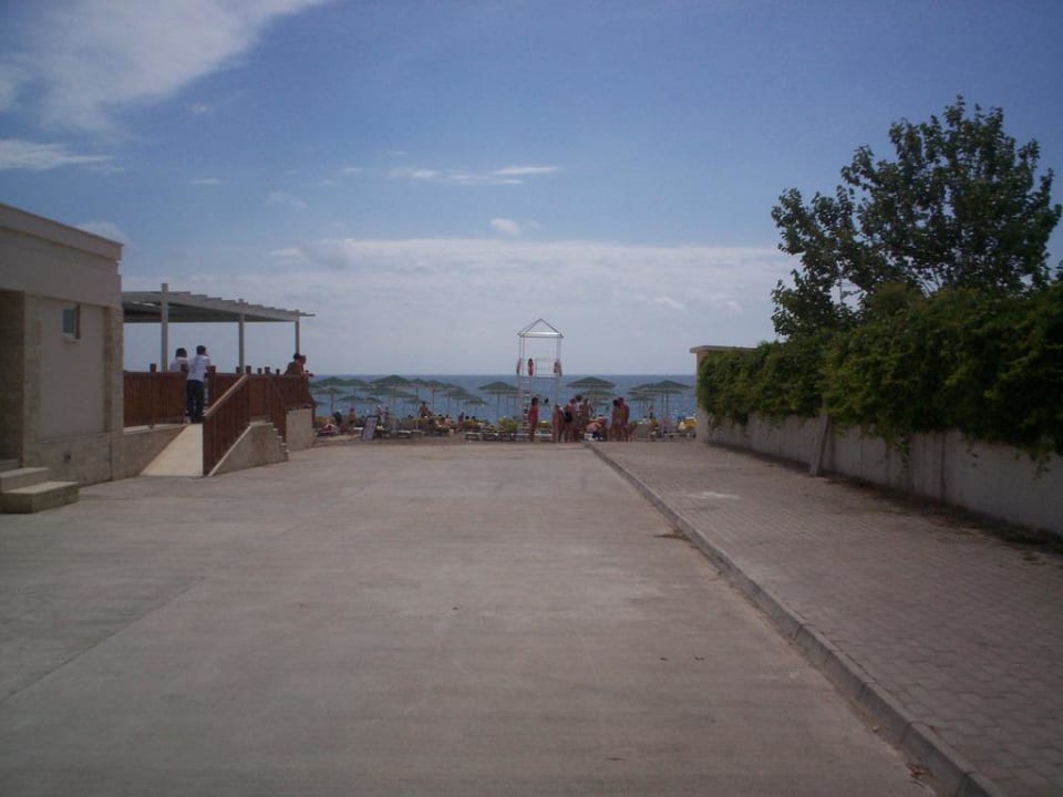Zugang zum Strand, links die Beachbar Greenwood Kemer Resort