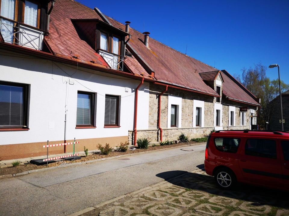 Außenansicht Hotel Jestrabi