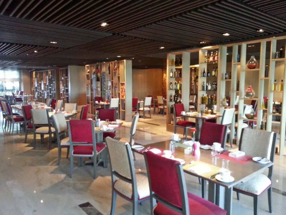 Frühstück im Cafe Knosh The Leela Ambience Convention Hotel Delhi